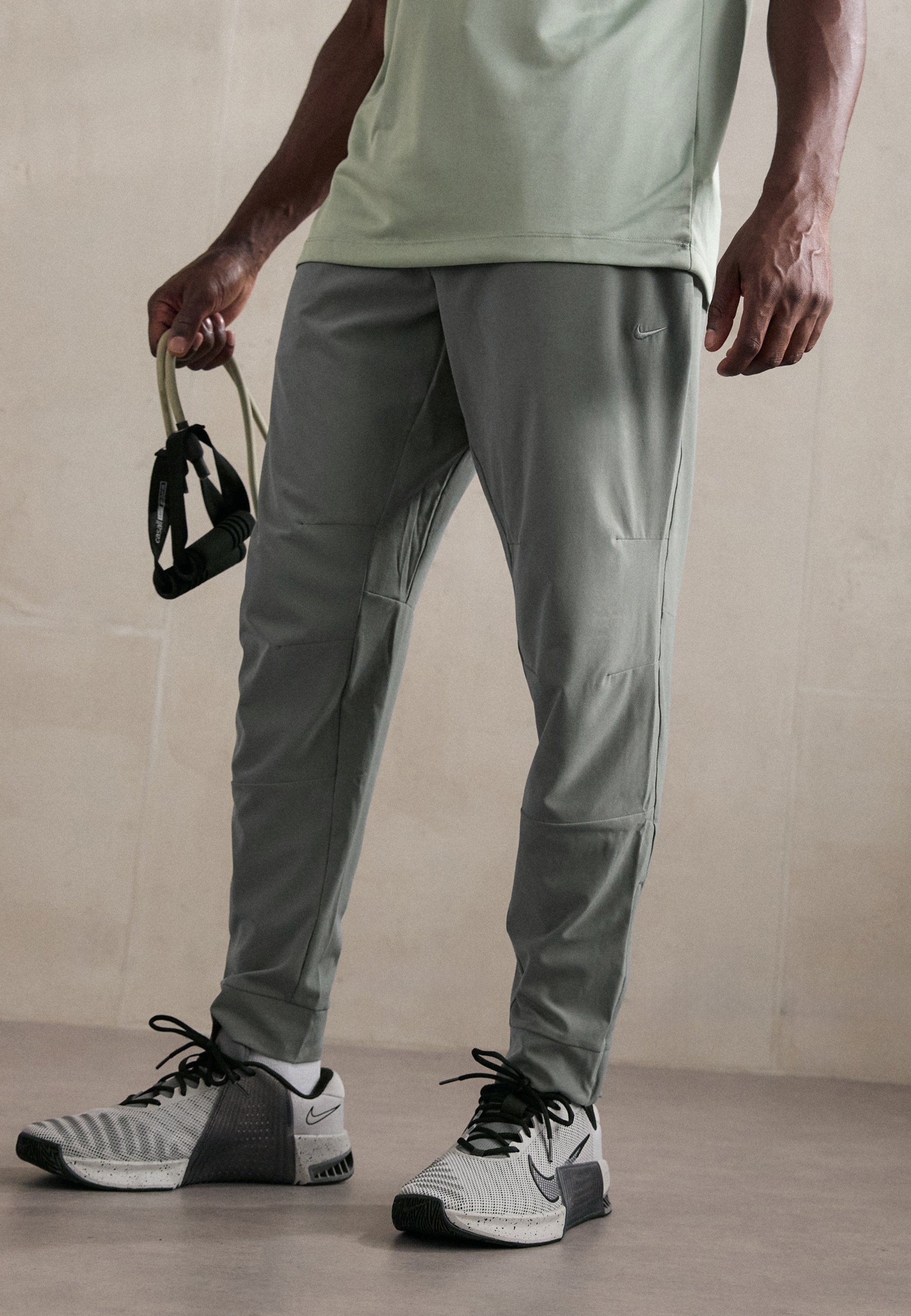 Nike Performance UNLIMITED PANT Pantalon de survêtement smoke