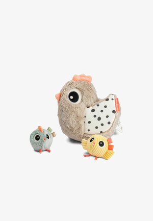 Knuffelset met een grote bruine vogel met een getextureerd lichaam, een vleugel met stippen en twee kleinere kleurrijke vogels met ronde vormen en accenten.