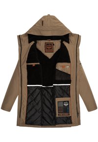 Chaqueta aislante marrón con forro de forro polar negro. Presenta múltiples bolsillos interiores, una capucha y detalles en naranja contrastante. Forro negro acolchado.