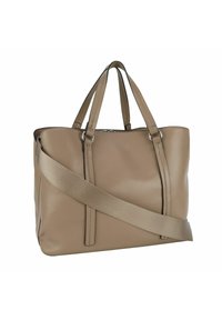 Borsa a spalla in pelle beige con due manici superiori, una tracolla removibile e chiusura con zip. Presenta linee pulite e cuciture minime.