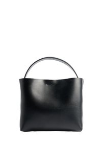 Schwarze Ledertragetasche mit glatter Oberfläche, runder Griff und offener Oberseite. Minimalistisches Design ohne sichtbare Beschläge oder Verzierungen.