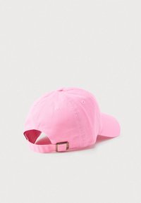Ροζ βαμβακερό καπέλο μπέιζμπολ με ρυθμιζόμενη εφαρμογή, καμπύλη γείσο, υφασμάτινο ιμάντα στο πίσω μέρος και λεία υφή.