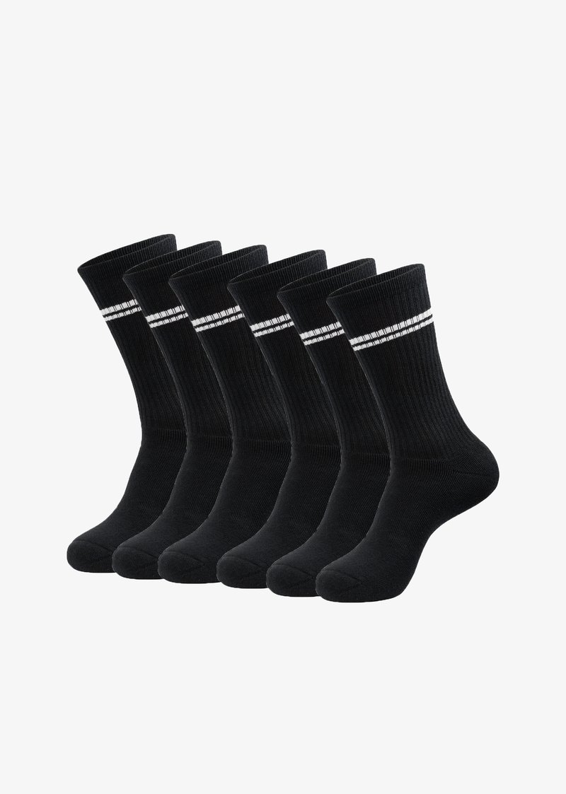 Schwarze Crew-Socken mit geripptem Muster. Jede Socke hat zwei weiße horizontale Streifen nahe der oberen Kante. Set aus sechs Paaren.