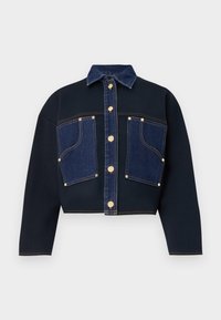 Giacca cropped realizzata in tessuto blu scuro con tasche anteriori in denim. I bottoni dorati accentuano il centro e le tasche. Colletto classico e vestibilità ampia.