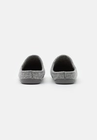 Sive copate s sferično obliko, mehko teksturo in minimalističen slog. Gume podplati in odprto peto omogočajo enostavno obuvanje.