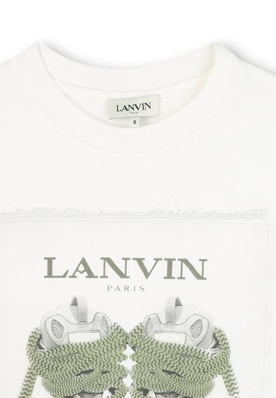 Biała bawełniana koszulka z grafiką sneakersów z zielonymi sznurówkami. "LANVIN PARIS" nadrukowane na szaro nad obrazkiem. Miękki, casualowy design.