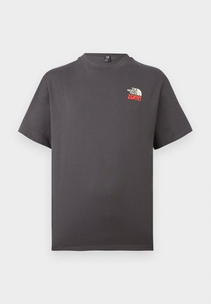 Donkergrijs T-shirt met korte mouwen en een ronde hals, met een kleine "The North Face 1966"-logo in wit en rood op de linkerborst.