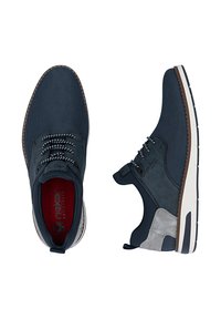 Männliche navyblaue Schnürschuhe für den Freizeitbereich mit weißen Sohlen, atmungsaktivem Mesh und grauen Wildleder-Akzenten an der Ferse, dargestellt von oben und von der Seite.