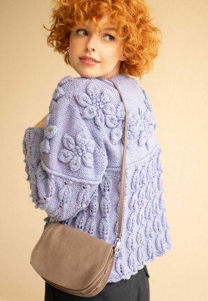 Maglione lilac lavorato a maglia con motivi floreali, maniche lunghe e un design testurizzato. Abbinato a una borsa a tracolla marrone. Semplice ed elegante.
