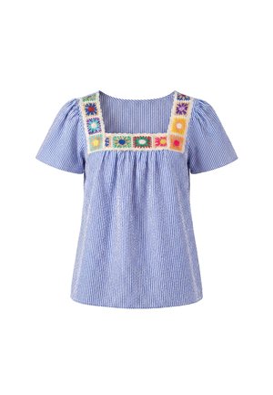 Niebiesko-biała bluzka w pionowe paski z krótkim rękawem, kwadratowym dekoltem i kolorową, haftowaną, kwiatową koronką na szydełku.