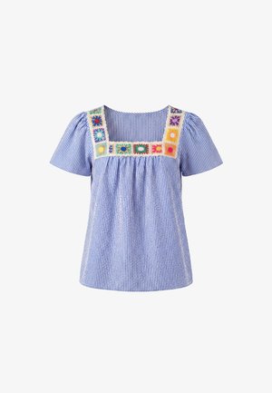 Kék-fehér, függőlegesen csíkos, rövid ujjú blúz négyzet alakú nyakkivágással és színes, hímzett virágos horgolt szegéllyel.