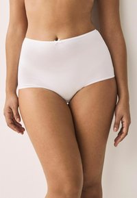 Hoogwaardige witte katoenen slips met een gladde textuur en kantafwerking. Voorzien van een klein strikje in het midden voor.
