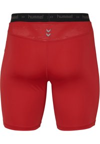 Czerwone spodenki sportowe z czarnym elastycznym paskiem w talii, z logo "hummel". Materiał jest gładki, z dopasowanym, elastycznym krojem i subtelną fakturą.
