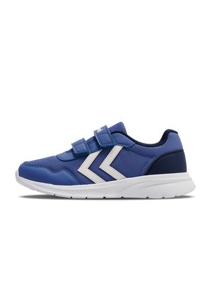 Niebieski sportowy sneaker z białą gumową podeszwą, dwoma rzepami, siateczkową cholewką i białymi paskami w jodełkę z boku.