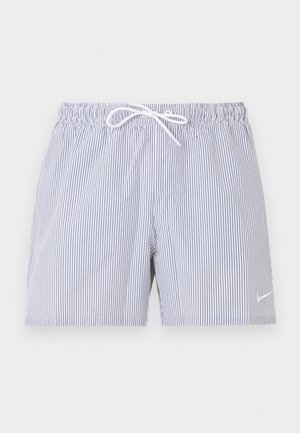 Ανδρικό σορτς σε ανοιχτό γκρι και λευκές κάθετες ρίγες με ελαστική μέση και λευκό κορδόνι, με μικρό λογότυπο Nike στο αριστερό πόδι.
