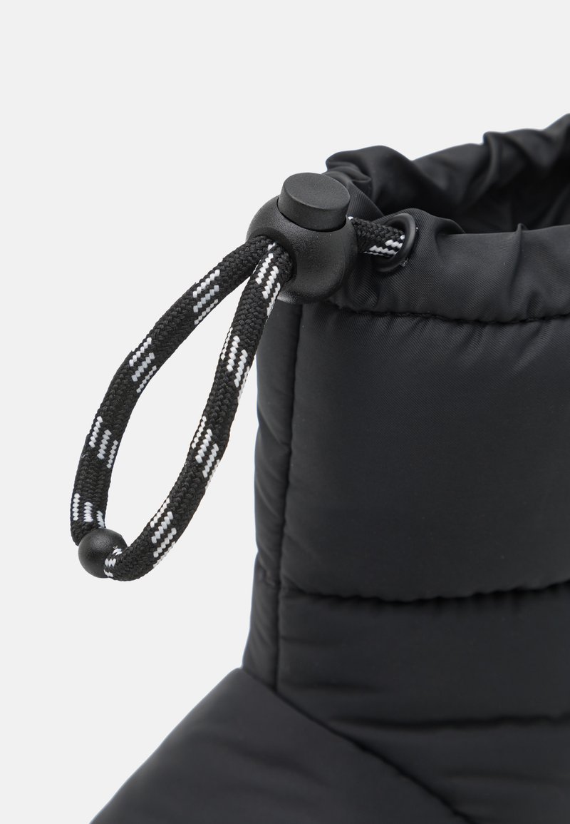Schwarze Daunenstiefel mit einem gesteppte Design, ausgestattet mit einem Kordelzugverschluss mit einem schwarz-weißen Kordel und einem Plastik-Klemmstück zur Verstellbarkeit.