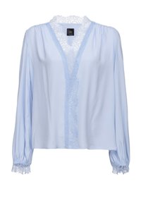 Blusa a maniche lunghe blu chiaro con scollatura a V, rifiniture in pizzo lungo il collo e i polsini, e una texture liscia e setosa.