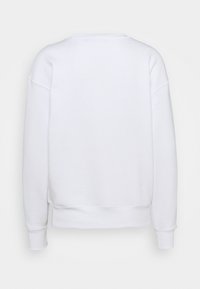 Bílá mikina s kulatým výstřihem, dlouhými rukávy a žebrovanými manžetami. Jemná textura a pohodlný volný střih, bez viditelných vzorů nebo ozdob.