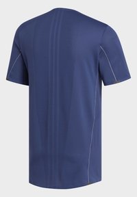 Sportovní tričko s krátkým rukávem v tmavě modré barvě s texturovaným síťovaným designem, který má jemné pruhy a reflexní švy.