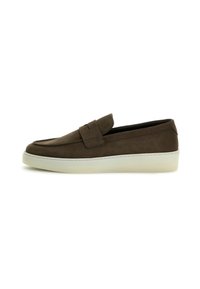 Zapatos de ante marrón tipo slip-on con una suela plana de goma blanca y un diseño cosido en la parte superior. Estilo de bajo perfil y minimalista.