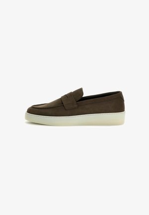 Braune Wildleder Slipper mit flacher, weißer Gummisohle und einer gestickten Verzierung im Obermaterial. Niedriges Profil und minimalistischer Stil.