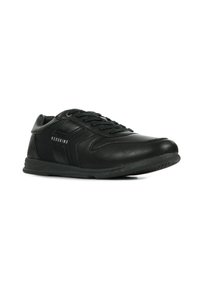 Zapatilla atlética negra con parte superior de cuero, paneles laterales texturizados, cordones en la parte delantera y suela de goma con un patrón de relieve pronunciado.