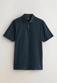 Polo bleu marine foncé à manches courtes avec col et patte à deux boutons, coupe régulière, présenté sur un fond neutre.