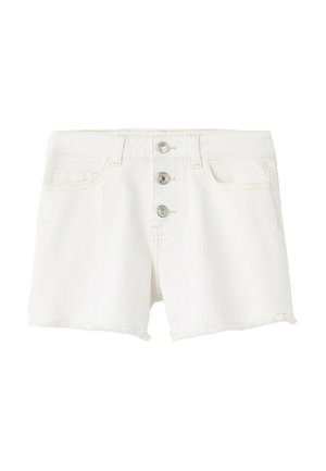 Short en jean blanc avec trois boutons métalliques sur le devant, deux poches avant, passants de ceinture et ourlet brut.