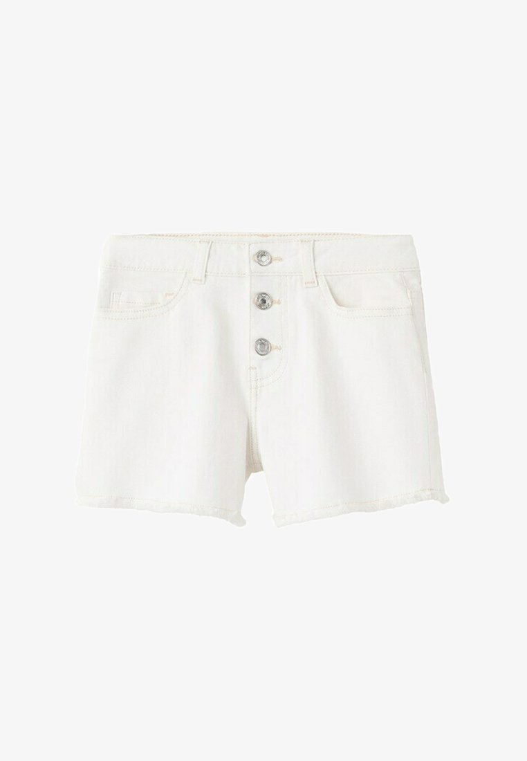 Short en jean blanc avec trois boutons métalliques sur le devant, deux poches avant, passants de ceinture et ourlet brut.