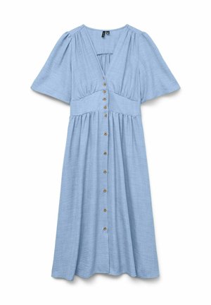 Svetlo modra obleka do kolen iz teksturirane tkanine z globokim V-izrezom, kratkimi rokavi in sprednjim delom z gumbi, ki vsebuje rjave gumbe.