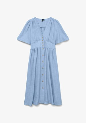 Robe bleu clair, longueur genoux en tissu texturé avec un décolleté en V profond, manches courtes et un devant à boutons avec des boutons marron.