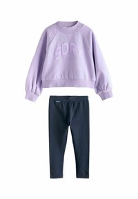 Fialová mikina s vyrazeným textom "SDRY NYC", v kombinácii s čiernymi legínami. Mikina má raglánové rukávy a ribovaného goliera.