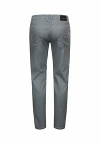 Grijze rechte broek met ceintuurlussen en twee achterzakken, van achteren weergegeven op een witte achtergrond.