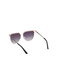 Ochelari de soare cu ramă metalică, având o formă ascuțită de cat-eye. Lentile gradiente de culoare gri închis, accente în ton de aur și brațe negre. Include suporturi pentru nas ajustabile.
