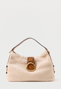 Béžová kabelka z umělé kožešiny s hnědým koženým popruhem a zlatým kruhovým akcentem. Má texturovaný povrch a bezpečné horní zapínání.