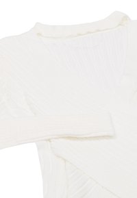 Top avvolgente in maglia bianca a coste con scollatura a V. Presenta maniche lunghe e una texture morbida, evidenziando un design a strati. Senza chiusure visibili.