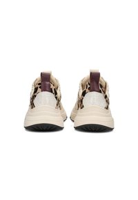 Beige sportieve schoenen met een luipaardprintpatroon, met een getextureerd crèmekleurig accent en bordeauxrode hieltabs, met een dikke rubberen zool.
