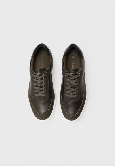 Tamnozeleni kožni sneakers s okruglim vrhom, sivi vezice, bijeli gumeni potplati i kontrastni šavovi, s logotipom na jeziku.