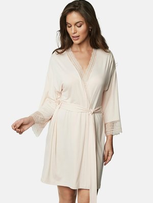 Robe rose clair avec un col et des manches en dentelle, dotée d'une ceinture à nouer à la taille. Tissu doux avec un design fluide.