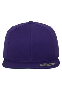 Căciulă snapback purpurie cu brăc de tip plat, fabrică texturată, design cu șase panouri și un etichet circular pe lateral. Fără modele sau accente vizibile.