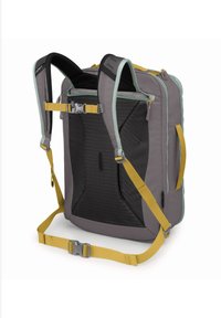 Zaino grigio con spallacci gialli regolabili, supporto dorsale in rete e design resistente. Presenta numerose tasche e una chiusura sicura.