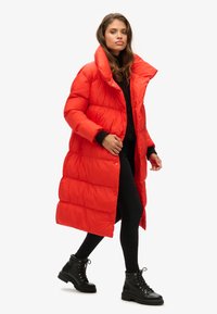 Superdry & Co Abrigo de invierno - volcanic lava orange