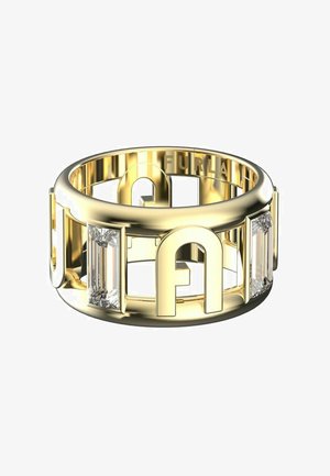 Kuldtooni sõrmus, millel on välja lõigatud tähed ja ristkülikukujulised selged kivid mõlemal pool, demonstreerides siledat, poleeritud pinda ja modernset disaini.