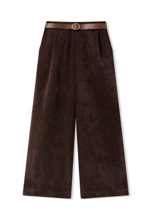 Pantaloni in corda di colore marrone a gamba larga con una cintura in pelle marrone abbinata, dotata di una fibbia rotonda dorata.