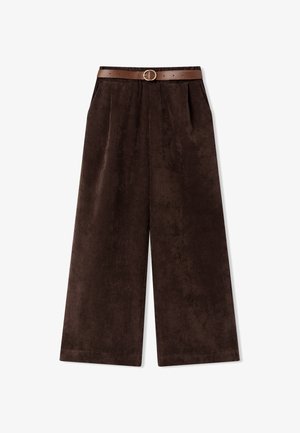 Pantaloni in corda di colore marrone a gamba larga con una cintura in pelle marrone abbinata, dotata di una fibbia rotonda dorata.