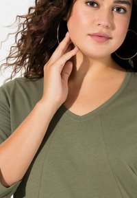 Ulla Popken V-NECK  - Maglietta a manica lunga - loden green