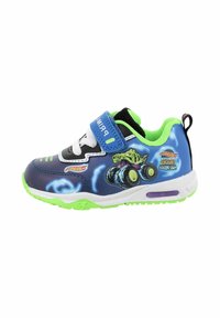 Sneaker blu e neri con accenti verdi, caratterizzati da una grafica di camion mostro, una fascia in velcro e una suola in gomma testurizzata con dettagli luminosi.