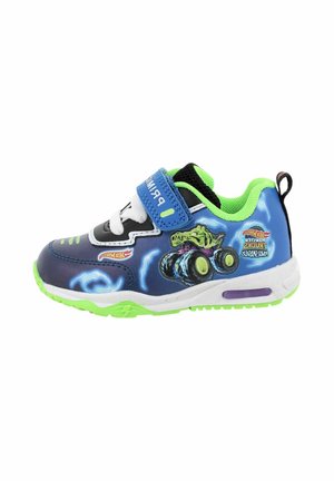 Sneaker blu e neri con accenti verdi, caratterizzati da una grafica di camion mostro, una fascia in velcro e una suola in gomma testurizzata con dettagli luminosi.