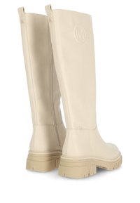 Knee-high beiga stövlar av slät läder med sidodragkedja, logotypdetalj och kraftig gummisula med ett strukturerat mönster.