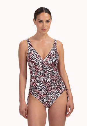 Žena s vlasy staženými dozadu, oblečená v jednodílných plavkách bez rukávů s hlubokým výstřihem do V a růžovo-černým leopardím potiskem.